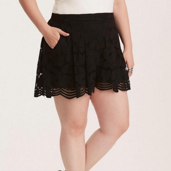 torrid Pants - Torrid Women's Black Floral Lace Short‎ Lined with Pockets Size 2/ 18-20